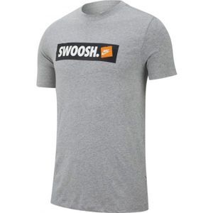 Nike NSW TEE SWOOSH BMPR STKR šedá 2XL - Pánské tričko